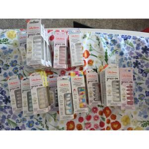 NIB lot of 12 sally hansen press on nails